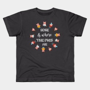 Home is where Pigs are. Kids T-Shirt